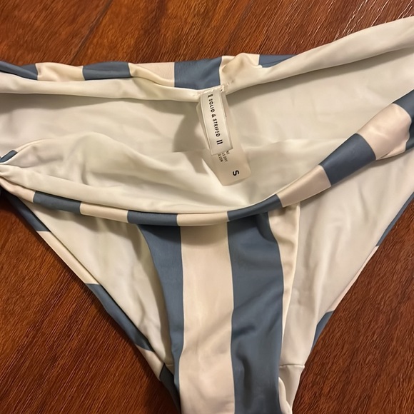 This versatile bottom (Small) and top (Medium) is perfect for every destination. - Picture 3 of 6